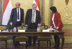 Módosított alaptanterv miniszteri lózungokkal