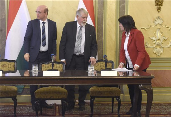 Módosított alaptanterv miniszteri lózungokkal