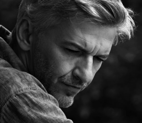 Alföldi Róbert beperli az ő nevét is listázó kormánylapokat