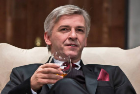 Főnökként tűnik fel a Cicaverzumban Alföldi Róbert