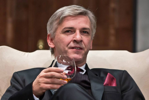 Főnökként tűnik fel a Cicaverzumban Alföldi Róbert