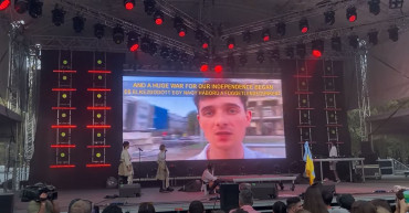 Széttépte Orbán és Putyin közös képét az ukrán rapper a Szigeten