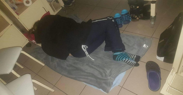 „Emberi rosszindulat, semmi más” – továbbra is földön alszik sok anyuka