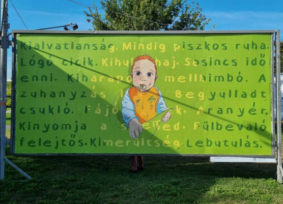 Átragasztott ARC-plakát: egy anya megengedte magának, hogy kimondja, ami neki nehéz és ezzel úgy tűnik tabut dönt