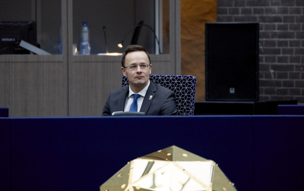 Bolgár György: Kit akar megetetni Szijjártó?