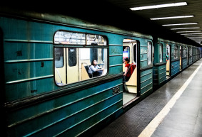 Rikító kék női Cornavin óra egy csőbombán