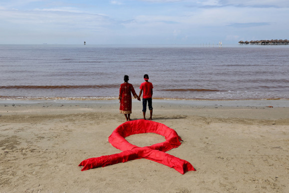 A lányok több mint kétszer akkora valószínűséggel fertőződnek meg a HIV-vírussal, mint a fiúk