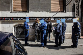 7 órát voltak egy magáncellában, mert a turistákat figyelmeztették a kamudrogos átverésre