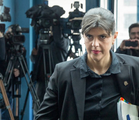 Az egyik a mélybe, a másik a csúcs felé húzza