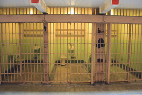 Orbán megmondta, felfüggesztik a börtönkártérítések kifizetését