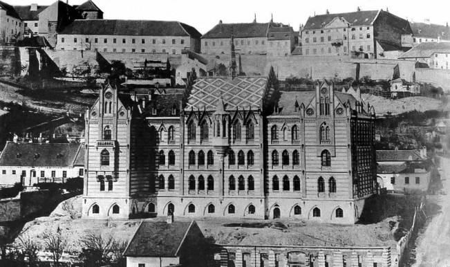 Hogy kerül a mozsárágyú a Toldy Gimnázium ablakába?