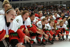 Fejvédőre cserélte a csillogó ruhát, már a világelitben van