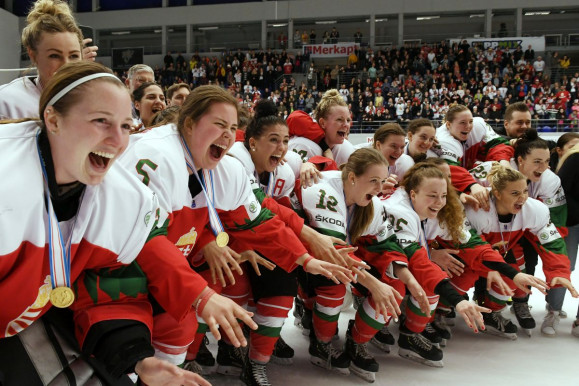 Fejvédőre cserélte a csillogó ruhát, már a világelitben van