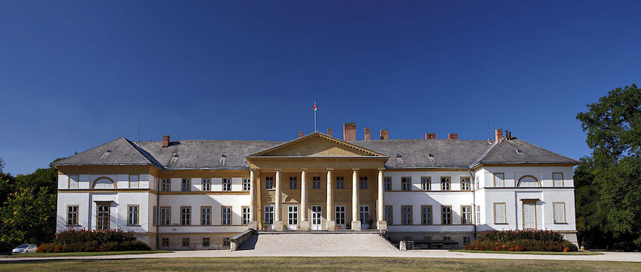 Lázár elárulta, kinek adná a közpénzen felújított kastélyokat