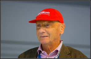 Még saját balesetével is viccelődött Niki Lauda