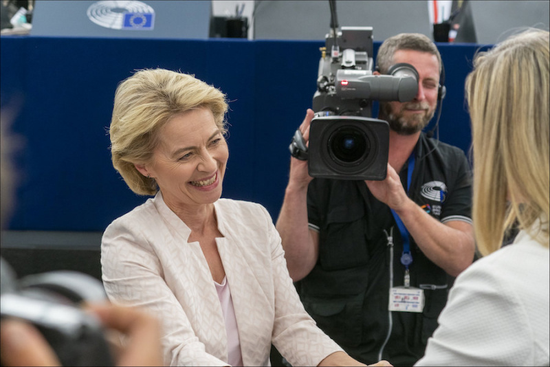 Az Európai Parlament képviselői 383 vokssal megválasztották Ursula von der Leyent az Európai Bizottság első női elnökét