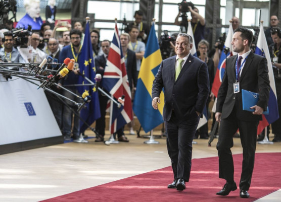 Orbán elszigeteli a magyarokat és a pénzüket is kockáztatja