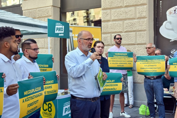 Házkutatást tart a rendőrség Pikóék kampányközpontjában