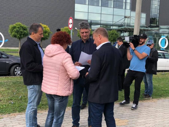 Bohóc zavarta meg őket, az MTVA-ról pedig lepattantak Hadházyék