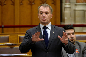 Varju László mentelmi jogának felfüggesztését kérte Polt Péter