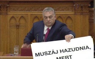 Orbán el akarta venni Hadházy tábláját a Parlamentben