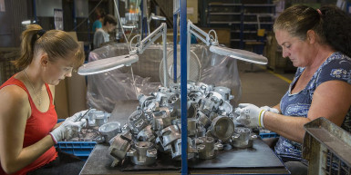 Egyre több a megbetegedés a gyárakban is, de igyekeznek titkolni a pontos adatokat