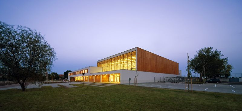 Már mindenkivel rosszban van az Emmi erőltette igazgató