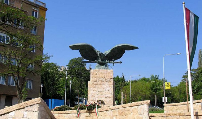 Kiállítás lesz a turulszobor körül: „Nehéz vállalkozás, és pont ott ízléstelen”