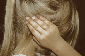 Gyermekotthoni erőszak: traumatizált gyerekeket manipulálnak