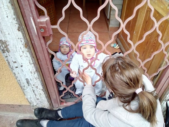 Elvitte az ikreket az apa, az anya csak rácson keresztül láthatja őket