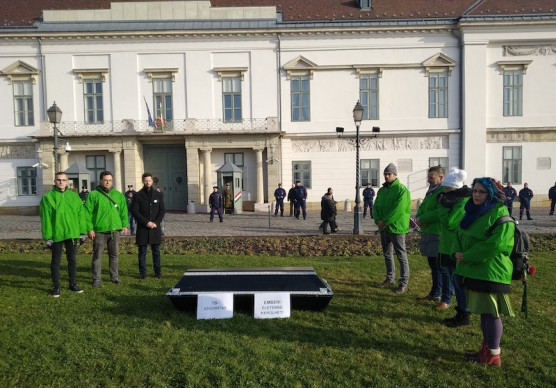 Koporsót vitt a Párbeszéd Áder János hivatala elé