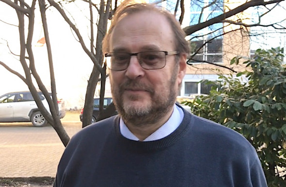 A lopott pénzt nímand beamterek osztogatják csatlósoknak