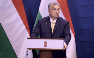 Esztendőre vagy kettőre... - Lampé Ágnes jegyzete