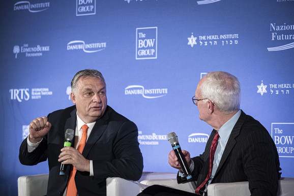 Orbánnal közös programból lett botrány a toryknál