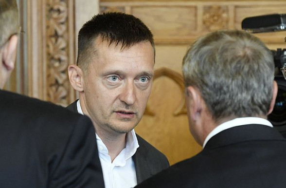 Titkolóznak Rogánék, szakembert kell hívni