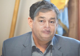 Hát kicsoda Mészáros Lőrinc, hogy a pofánkba röhöghet?