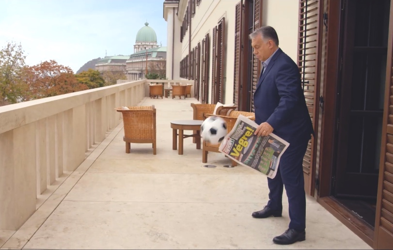 Orbán Viktor a karmelita kolostor erkélyén