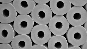 A Kutyapárt politikusa Tiborcz István szállodáiból elhozott WC-papírt vitt a Pétefy kórházba