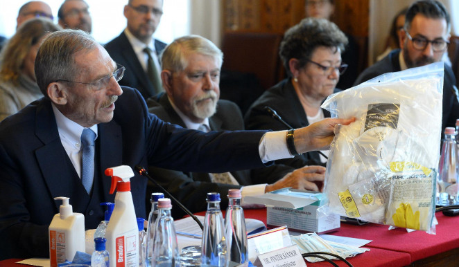 Lenin elvtárs visszaadta a labdát: Pintér miniszter le is csukathatná az újságírókat