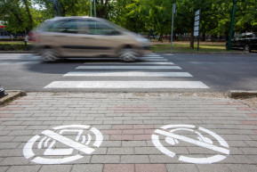 Gépjárművezetőknek: Keresd a gyalogost!