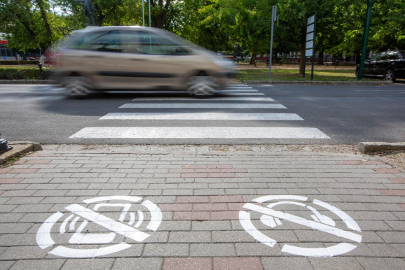 Gépjárművezetőknek: Keresd a gyalogost!
