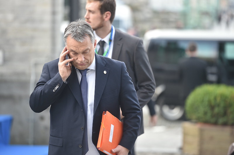 Orbán Viktor telefonál
