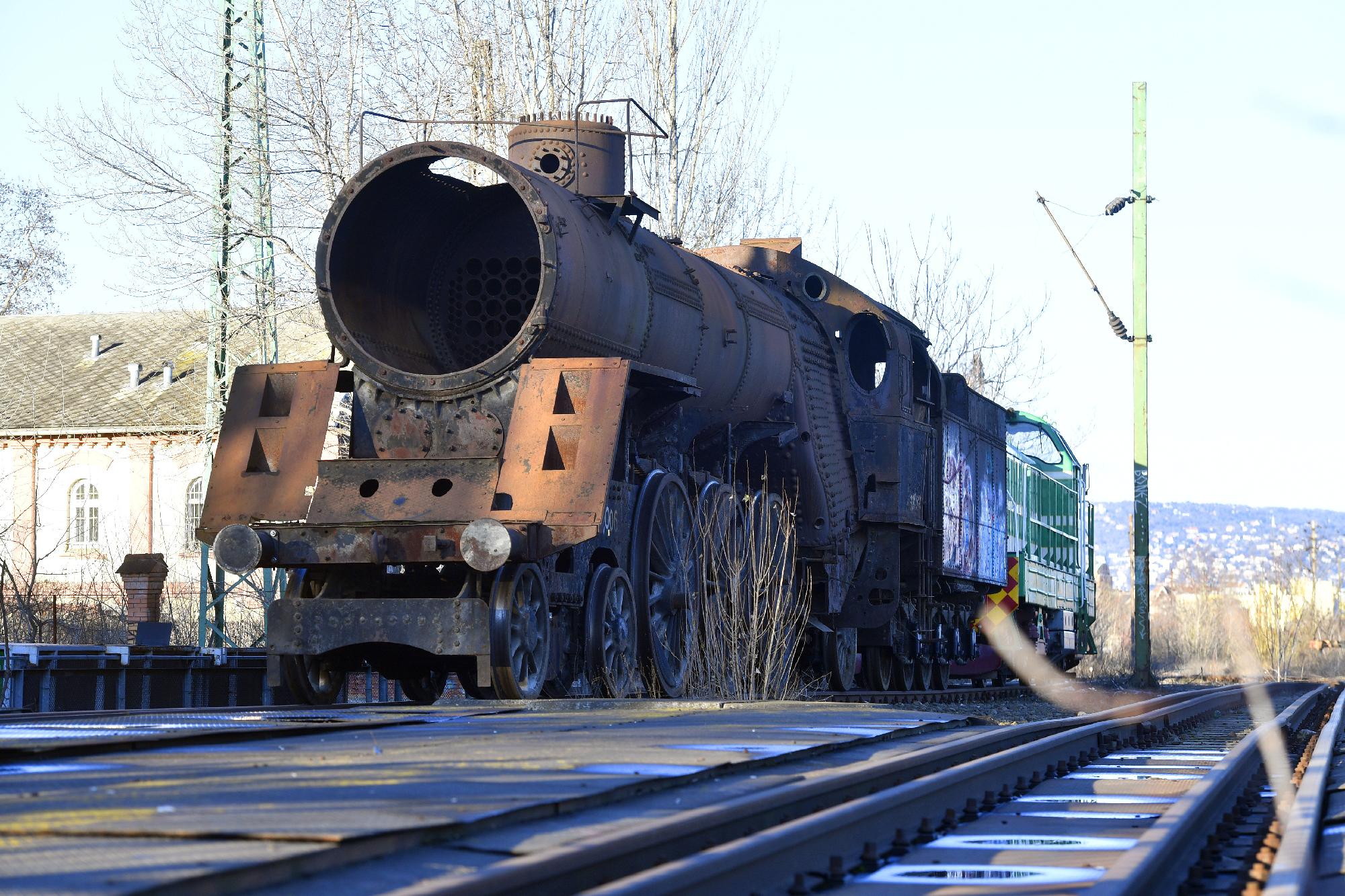 Helyére szállították az Eiffel Műhelyház parkjában kiáll