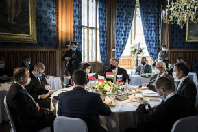 Pénzért Orbán is beáll a sorba