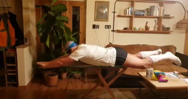 A státusztörvény miatt felmondott Vezsenyi László, a vasalódeszkás tanár is