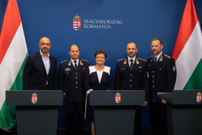 Csökkent a magyarokban a „vak engedelmesség”