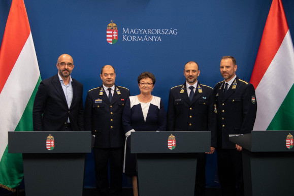 Csökkent a magyarokban a „vak engedelmesség”