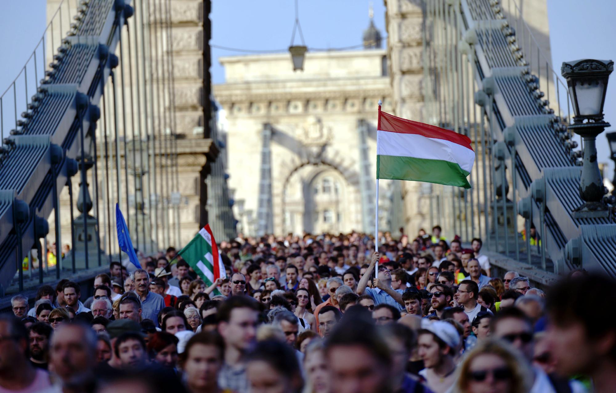 A szabad sajtóért demonstráltak civilek Budapesten