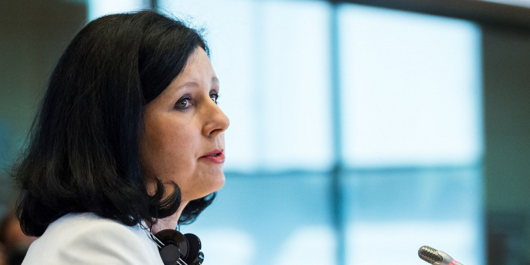 Jourová: A homofób törvényt vissza kellene vonni