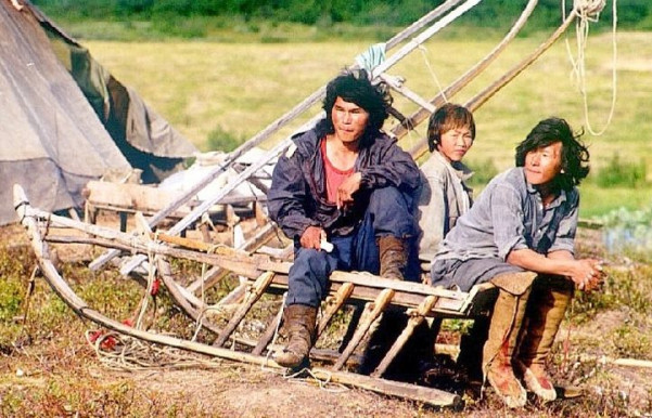 Nyers hús, fegyver, sátor meg tévé – majdnem mint a magyarok pár ezer éve